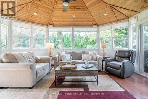 26 Wildan Drive, Hamilton, ON - Indoor Photo Showing Living Room