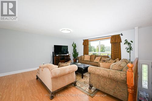 515 Brock Road, Hamilton, ON - Indoor Photo Showing Living Room