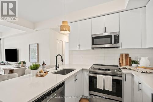 302 - 2550 Castlegate Crossing, Pickering (Duffin Heights), ON - Indoor Photo Showing Kitchen With Upgraded Kitchen