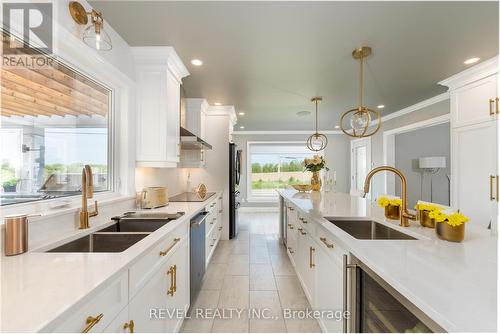 3593 Glen Elgin Drive, Lincoln, ON - Indoor Photo Showing Kitchen With Double Sink With Upgraded Kitchen