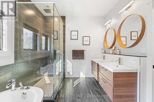 566 Lansdowne Avenue, Niagara-On-The-Lake, ON - Indoor Photo Showing Bathroom