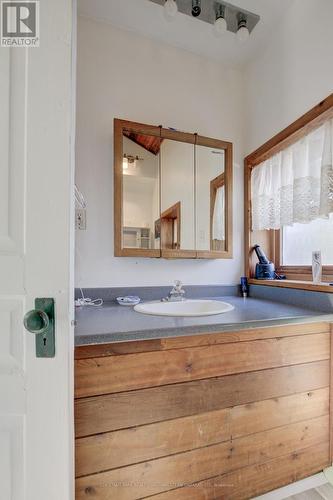 15 St Leger Street, Kitchener, ON - Indoor Photo Showing Bathroom