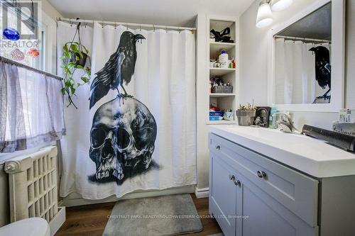 98 Waterloo Street, Waterloo, ON - Indoor Photo Showing Bathroom