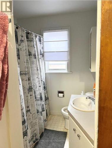 98 Waterloo Street, Waterloo, ON - Indoor Photo Showing Bathroom