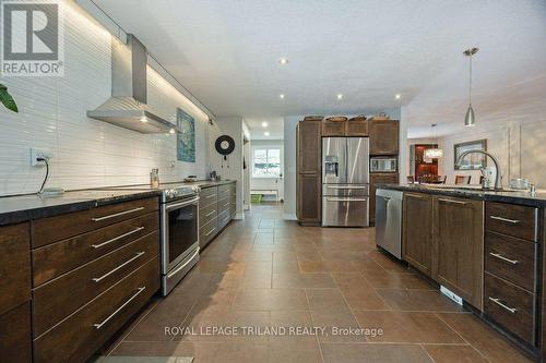 6152 Bostwick Road, Central Elgin (Union), ON - Indoor Photo Showing Kitchen With Upgraded Kitchen