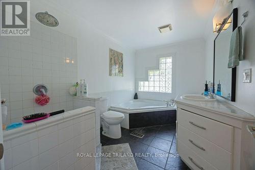 6152 Bostwick Road, Central Elgin (Union), ON - Indoor Photo Showing Bathroom