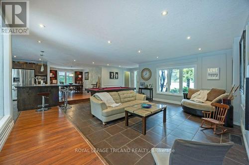 6152 Bostwick Road, Central Elgin (Union), ON - Indoor Photo Showing Living Room