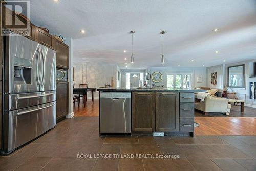 6152 Bostwick Road, Central Elgin (Union), ON - Indoor Photo Showing Kitchen With Upgraded Kitchen