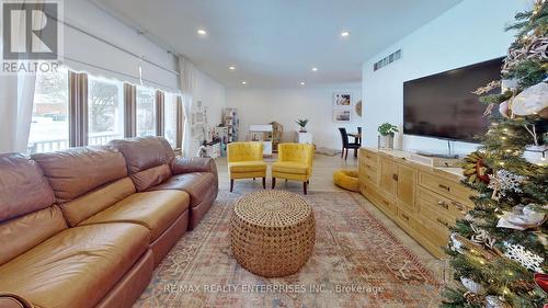 93 Riverlea Road, Brock, ON - Indoor Photo Showing Living Room