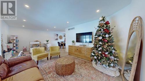 93 Riverlea Road, Brock, ON - Indoor Photo Showing Living Room