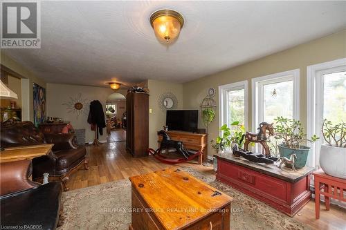 318588 Grey Rd 1, Georgian Bluffs, ON - Indoor Photo Showing Living Room