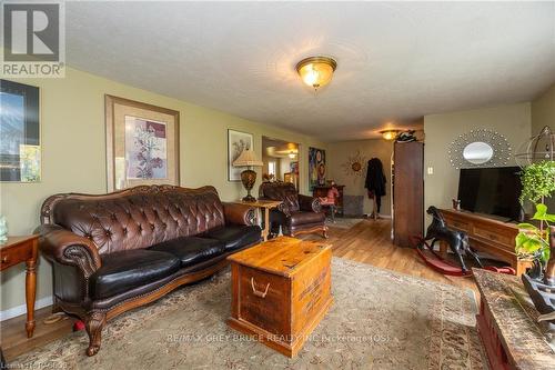 318588 Grey Rd 1, Georgian Bluffs, ON - Indoor Photo Showing Living Room