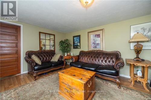 318588 Grey Rd 1, Georgian Bluffs, ON - Indoor Photo Showing Living Room