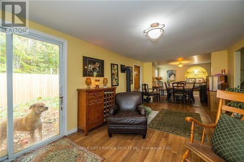 318588 Grey Rd 1, Georgian Bluffs, ON - Indoor Photo Showing Living Room