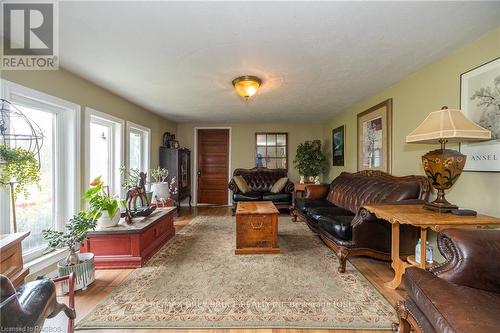 318588 Grey Rd 1, Georgian Bluffs, ON - Indoor Photo Showing Living Room