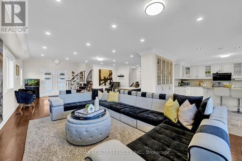 247 Sand Road, East Gwillimbury, ON - Indoor Photo Showing Living Room