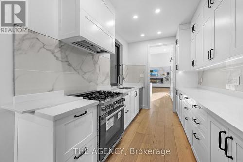 527 Taplow Crescent, Oakville, ON - Indoor Photo Showing Kitchen With Upgraded Kitchen