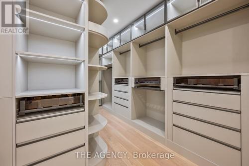 527 Taplow Crescent, Oakville, ON - Indoor With Storage