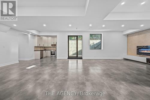 527 Taplow Crescent, Oakville, ON - Indoor Photo Showing Living Room With Fireplace