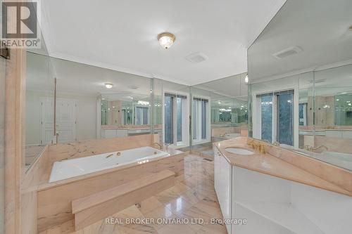 25 Jenkins Drive, Richmond Hill, ON - Indoor Photo Showing Bathroom