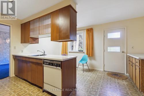 2113 Stonehouse Crescent, Mississauga, ON - Indoor Photo Showing Kitchen