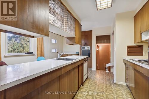 2113 Stonehouse Crescent, Mississauga, ON - Indoor Photo Showing Kitchen With Double Sink