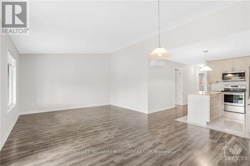 212 - 290 Masters Lane, Clarence-Rockland, ON - Indoor Photo Showing Kitchen