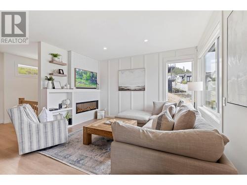 3331 Aspen Lane, Kelowna, BC - Indoor Photo Showing Living Room