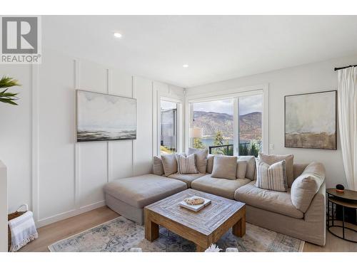 3331 Aspen Lane, Kelowna, BC - Indoor Photo Showing Living Room