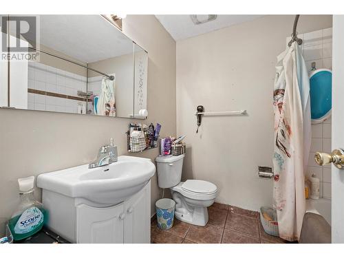 528 Hein Road, Kelowna, BC - Indoor Photo Showing Bathroom