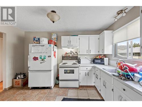 528 Hein Road, Kelowna, BC - Indoor Photo Showing Kitchen