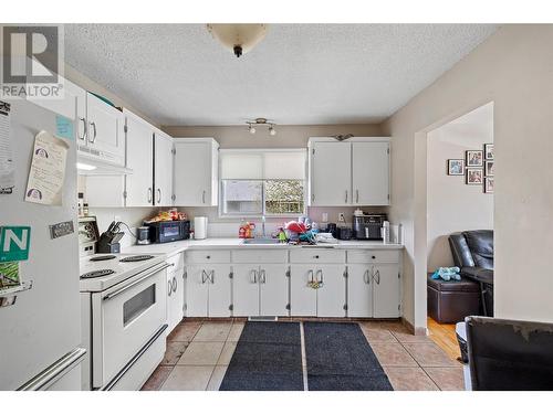 528 Hein Road, Kelowna, BC - Indoor Photo Showing Kitchen