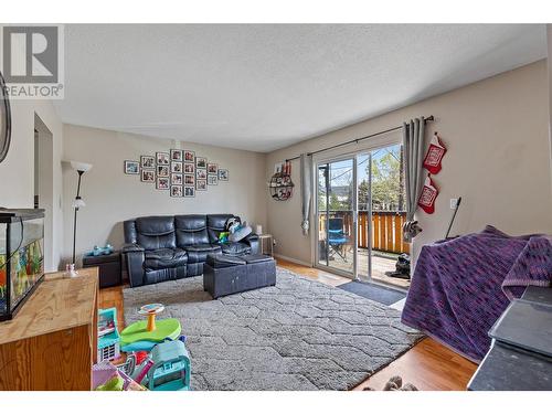 528 Hein Road, Kelowna, BC - Indoor Photo Showing Living Room