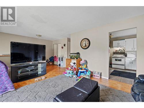 528 Hein Road, Kelowna, BC - Indoor Photo Showing Living Room