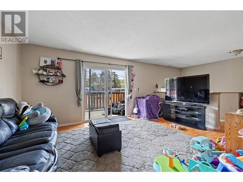 528 Hein Road, Kelowna, BC - Indoor Photo Showing Living Room