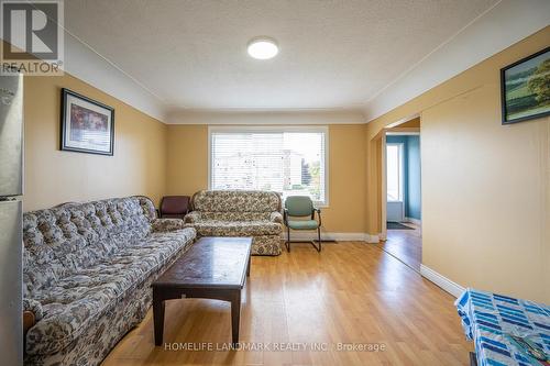 151 University Avenue E, Waterloo, ON - Indoor Photo Showing Living Room