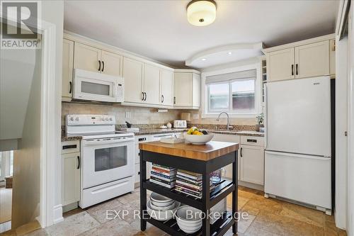 70 Country Club Drive, Hamilton, ON - Indoor Photo Showing Kitchen