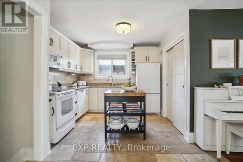 70 Country Club Drive, Hamilton, ON - Indoor Photo Showing Kitchen