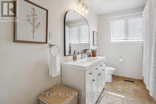 70 Country Club Drive, Hamilton, ON - Indoor Photo Showing Bathroom