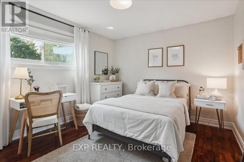 70 Country Club Drive, Hamilton, ON - Indoor Photo Showing Bedroom