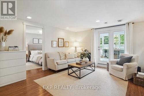 70 Country Club Drive, Hamilton, ON - Indoor Photo Showing Living Room