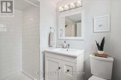 70 Country Club Drive, Hamilton, ON - Indoor Photo Showing Bathroom