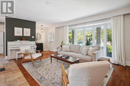 70 Country Club Drive, Hamilton, ON - Indoor Photo Showing Living Room