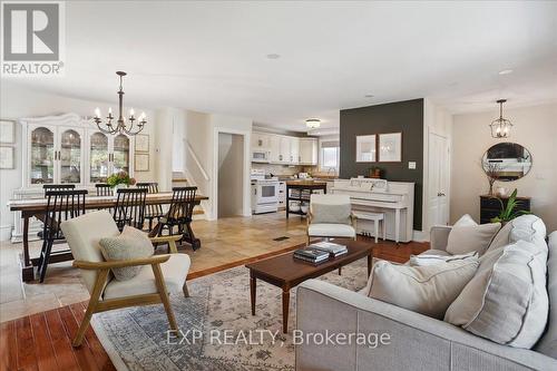 70 Country Club Drive, Hamilton, ON - Indoor Photo Showing Living Room