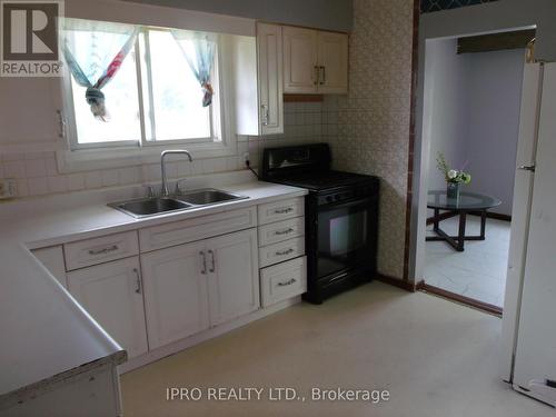 3376 Cattell Drive, Niagara Falls, ON - Indoor Photo Showing Kitchen With Double Sink