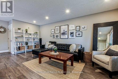 116 Poplar Court, London, ON - Indoor Photo Showing Living Room