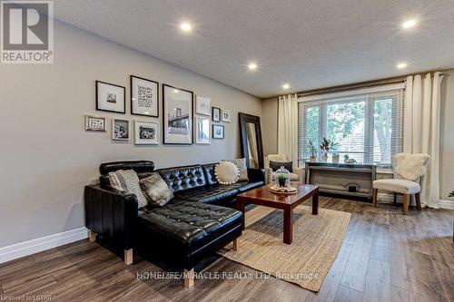 116 Poplar Court, London, ON - Indoor Photo Showing Living Room