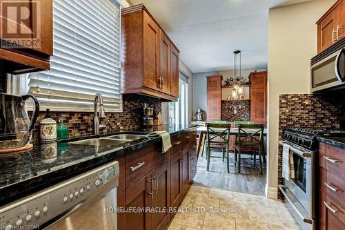 116 Poplar Court, London, ON - Indoor Photo Showing Kitchen With Double Sink