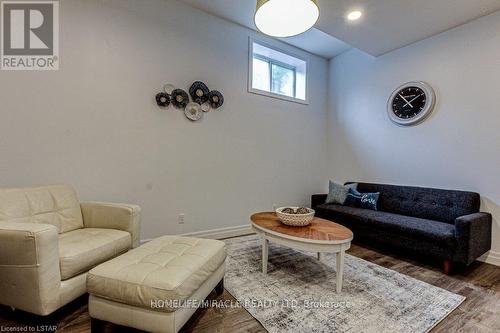 116 Poplar Court, London, ON - Indoor Photo Showing Living Room