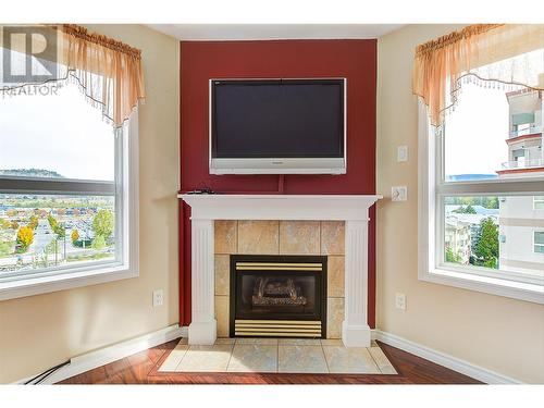 1967 Underhill Street Unit# 707, Kelowna, BC - Indoor Photo Showing Living Room With Fireplace